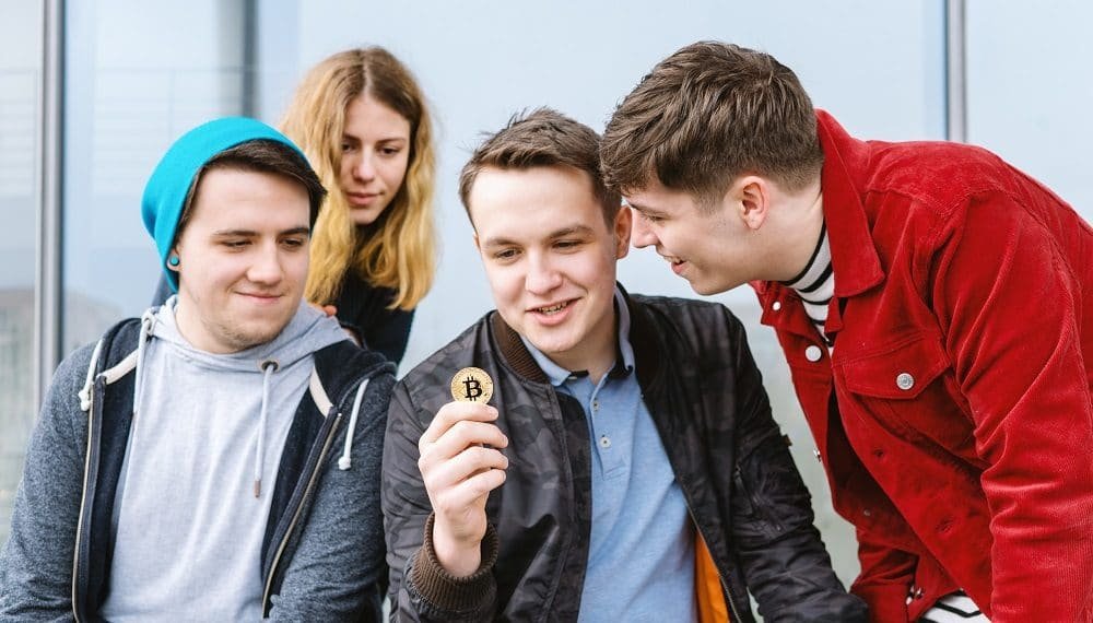 Adolescentes con criptomonedas